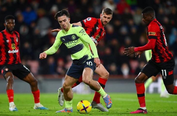 Pemain Manchester City, Jack Grealish mengecoh para pemain Bournemouth dalam lanjutan Liga Inggris 2022/2023, Minggu (26/2/2023). (Twitter/@Mancity)