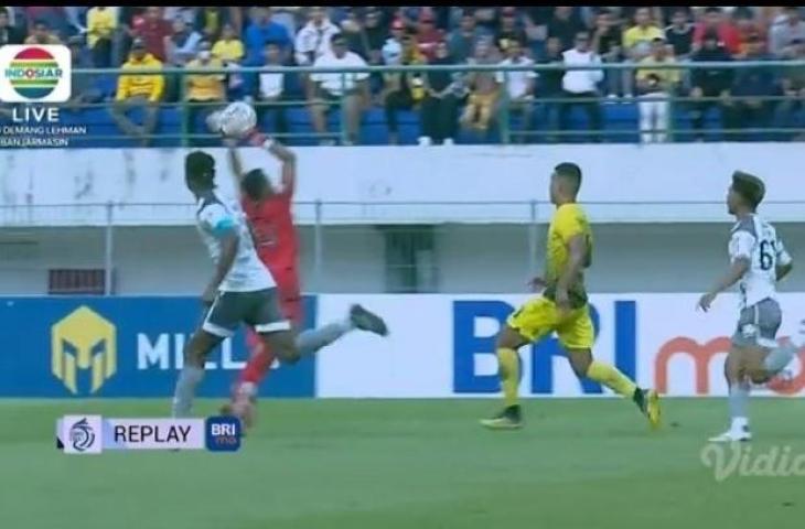 Teja Paku Alam mendapat kartu merah di laga Barito Putera vs Persib (Twitter)