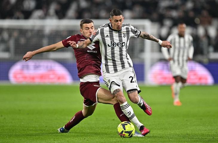 Pemain Juventus Angel Di Maria mengecoh pemain Torino dalam lanjutan Serie A 2022/2023, Rabu (1/3/2023). (Twitter/@juventusfc)