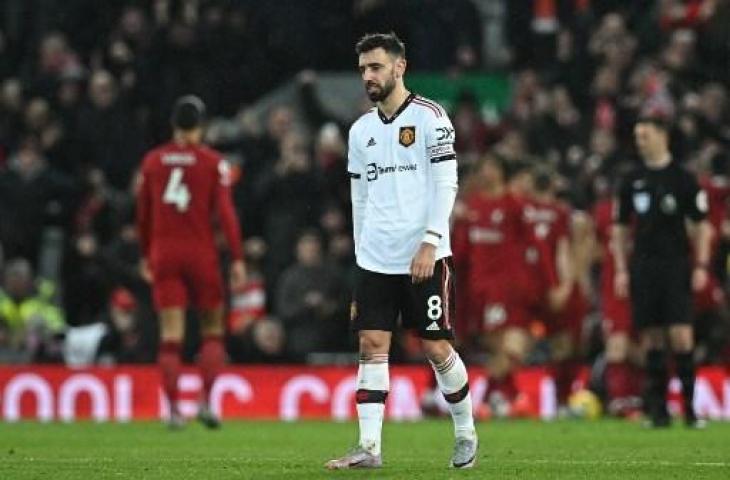 Bruno Fernandes tertunduk lesu usai Manchester United dihajar Liverpool 0-7. (AFP)