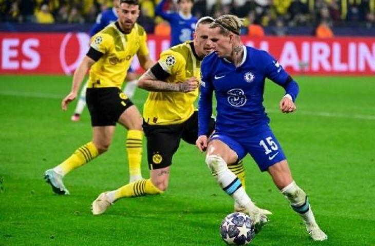 Aksi Mykhailo Mudryk saat Chelsea dikalahkan Borussia Dortmund 0-1 di leg pertama babak 16 besar Liga Champions. (AFP)