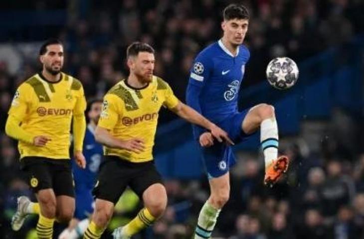 Gelandang Chelsea asal Jerman Kai Havertz (kanan) mengontrol bola selama pertandingan leg kedua babak 16 besar Liga Champions antara Chelsea vs Borrusia Dortmund di Stamford Bridge di London pada 7 Maret 2023. Glyn KIRK / IKIMAGES / AFP