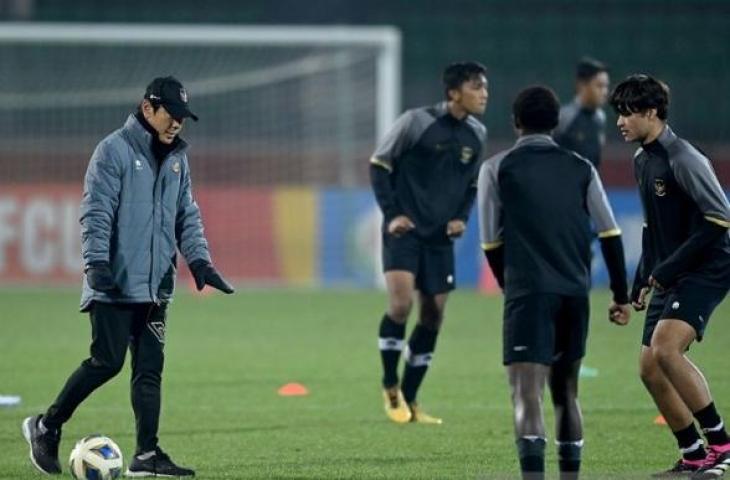 Pelatih Timnas Indonesia U-20 Shin Tae Yong (kiri) memberikan instruksi kepada tim asuhannya saat berlatih di Stadion Istiqlol, Fergana, Uzbekistan, Senin (6/3/20230). (ANTARA FOTO/Sigid Kurniawan/nym)