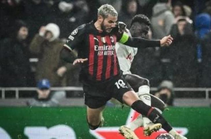 Bek AC Milan asal Prancis, Theo Hernandez (kiri) berduel dengan bek Tottenham Hotspur asal Kolombia Davinson Sanchez (kanan belakang) selama pertandingan leg kedua babak 16 besar Liga Champions antara Tottenham Hotspur vs AC Milan di Stadion Tottenham Hotspur di London pada 8 Maret , 2023. JUSTIN TALLIS / AFP.