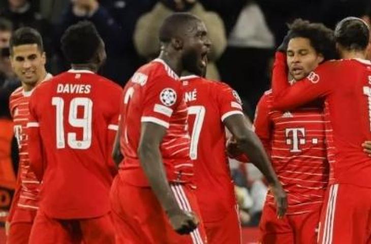 Gelandang Bayern Munich asal Jerman, Serge Gnabry (kanan) melakukan selebrasi dengan rekan-rekannya setelah mencetak gol kedua timnya selama leg kedua babak 16 besar Liga Champions antara FC Bayern Munich vs PSG di Munich, Jerman selatan, pada 8 Maret 2023. (Aneh ANDERSEN / AFP)