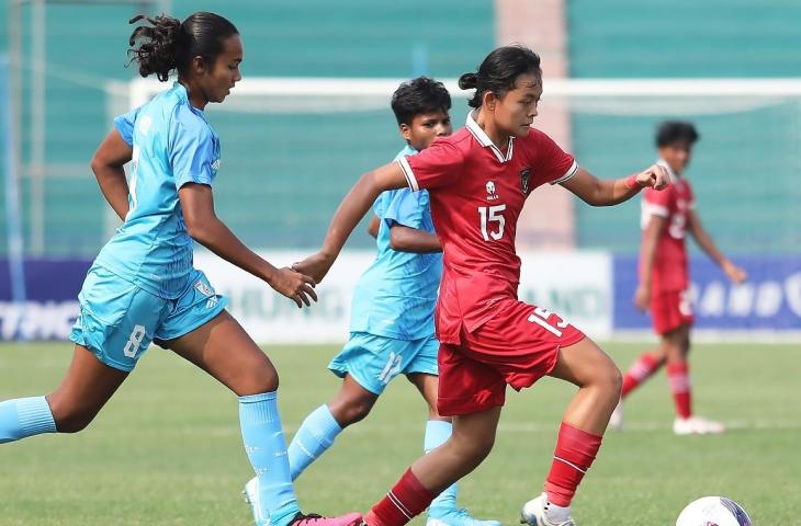 Pemain Timnas Putri U-20 berebut bola dengan Timnas Putri India U-20 dalam babak pertama Kualifikasi Piala Asia Putri U-20, di Vietnam, Kamis (9/3/2023). (Twitter/@PSSI)