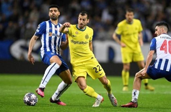 Aksi Henrikh Mkhitaryan saat Inter Milan tahan imbang Porto 0-0 di Liga Champions dan berhak lolos ke babak perempat final. (AFP)