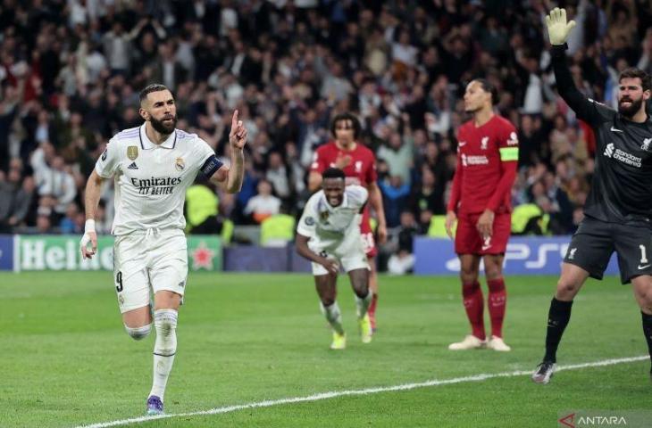 Selebrasi Karim Benzema (kiri) setelah mencetak gol Real Madrid dalam pertandingan leg kedua babak 16 besar Liga Champions lawan Liverpool di Santiago Bernabeu pada 16 Maret 2023. ANTARA/AFP/PIERRE-PHILIPPE MARCOU