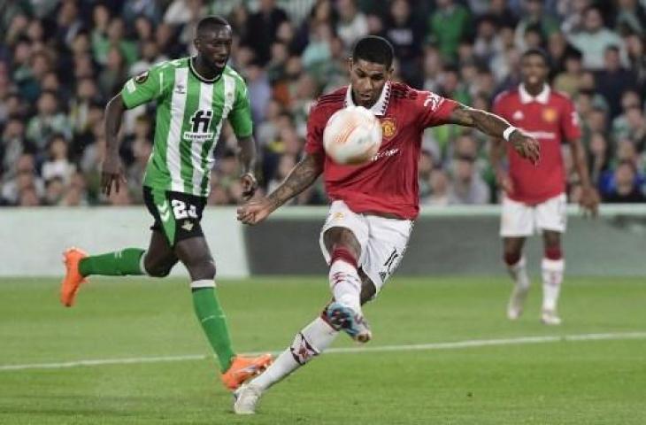 Aksi penyerang Manchester United, Marcus Rashford bobol gawang Real Betis lewat tendangan roket dari luar kotak penalti. (AFP)