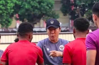 Kocak, Momen Shin Tae-yong Sulit Bedakan Yance dan Yakob Sayuri saat Latihan Timnas Indonesia