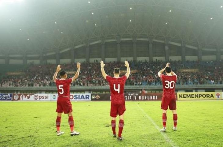 Bek Timnas Indonesia Rizky Rido, Jordi Amat dan Elkan Baggott saat lawan Burundi, Sabtu (25/3/2023). (Instagram/@pssi)