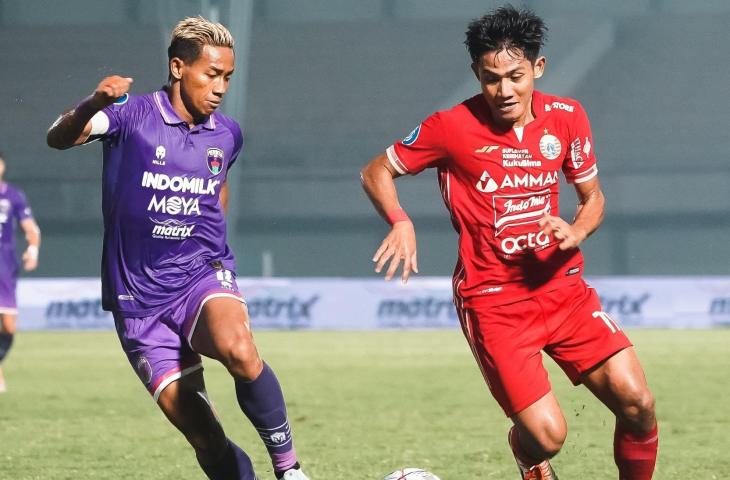 Pemain Persija berebut bola dengan pemain Persita Tangerang di lanjutan BRI Liga 1 2022/2023, Selasa (28/3/2023). (Twitter/@Persija_Jkt)