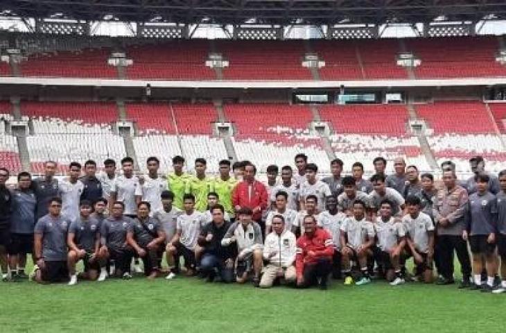 Presiden Joko Widodo saat mengunjungi latihan Timnas Indonesia U-20 di SUGBK, Jakarta, Sabtu (1/4/2023). (Suara.com/Adie Prasetyo Nugraha).