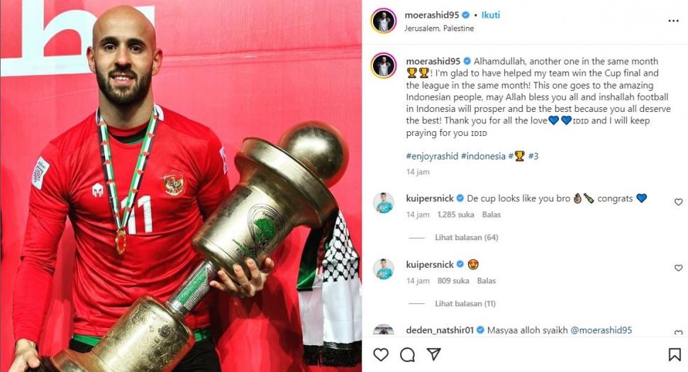 Gelandang Timnas Palestina, Mohammed Rashid, persembahkan trofi juara untuk Indonesia. (Instagram/@moerashid95)