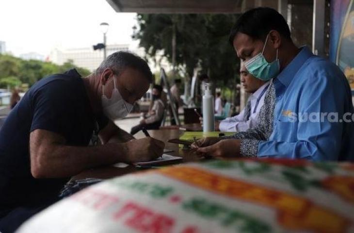 
Umat Islam membayar zakat fitrah kepada amil zakat di Masjid Istiqlal, Jakarta, Jumat (29/4/2022). [Suara.com/Angga Budhiyanto]