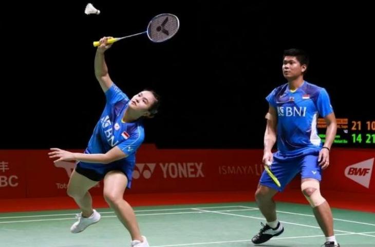 Ganda campuran Indonesia Praveen Jordan/Melati Daeva Oktavianti dalam pertandingan fase penyisihan Grup B BWF World Tour Finals 2021.