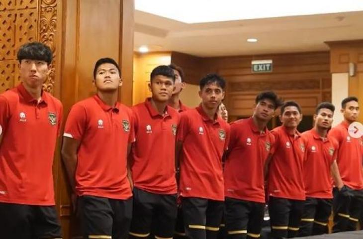 Timnas Indonesia U-22 gelar acara potong tumpeng usai terhindar dari sanksi berat FIFA. (Instagram/@pssi)