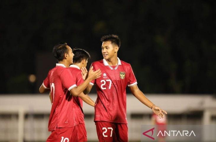 Penyerang timnas U-22 Titan Agung (kanan) merayakan gol yang dicetaknya pada pertandingan uji coba melawan Bhayangkara FC, yang berlangsung di Stadion Madya Gelora Bung Karno, Jakarta, Selasa (11/4/2023). (ANTARA/HO/PSSI)