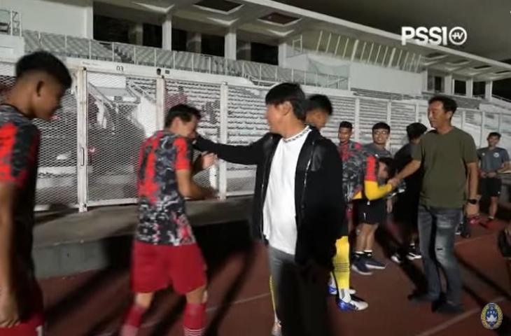 Shin Tae-yong bertemu Dewangga di laga uji coba timnas Indonesia U-22 vs Bhayangkara FC. (YouTube/PSSI TV)