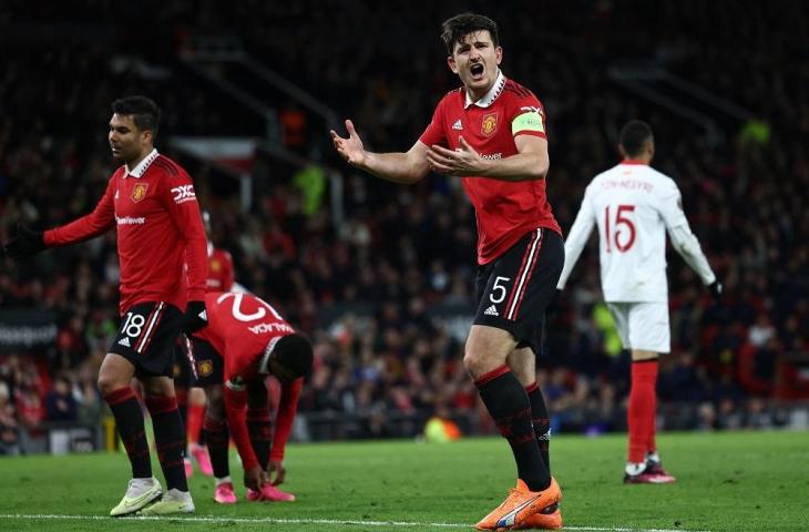 Bek Manchester United, Harry Maguire, bereaksi setelah mencetak gol bunuh diri pada leg pertama perempatfinal Liga Europa di stadion Old Trafford di Manchester United, pada 13 April 2023. (AFP/Darren Staples)