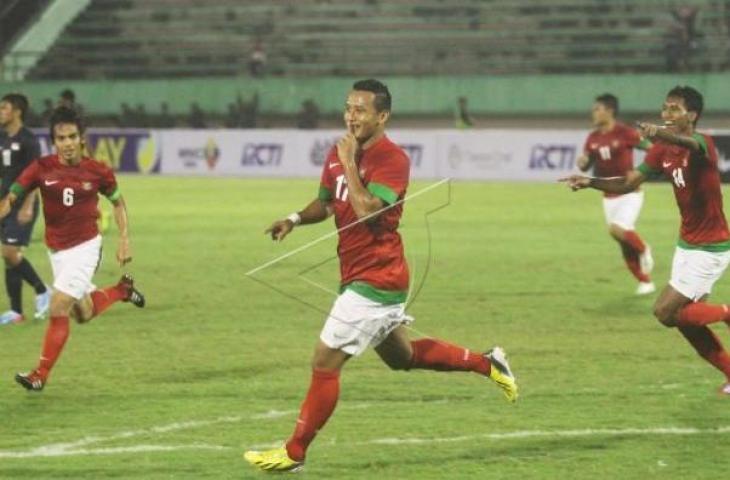 Pemain Timnas Indonesia U-23, Joko Sasongko (tengah) merayakan gol yang dicetaknya ke gawang Singapura U-23, dalam laga uji coba di Stadion Manahan, Solo, Jateng, Sabtu (8/6). Timnas U-23 yang disiapkan untung menghadapi Sea Games mendatang bermain imbang 1-1. ANTARA FOTO/Akbar Nugroho Gumay/ama/13