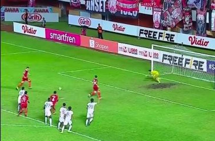 Momen Alexis Messidoro tiru penalti Lionel Messi, namun gagal gol saat Persis Solo kalahkan Persik Kediri 1-0. (Instagram)