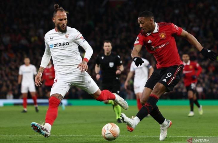 Penyerang Manchester United (MU) Anthony Martial (kanan) melepaskan umpan silang di pertandingan leg pertama perempat final Liga Europa lawan Sevilla, di Old Trafford pada 14 April 2023. ANTARA/AFP/DARREN STAPLES