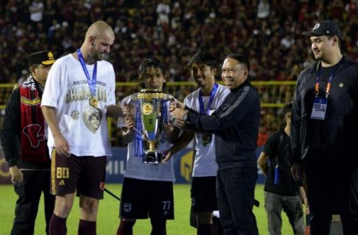 Wakil Ketua Umum PSSI Zainuddin Amali (kedua kanan) menyerahkan tropi juara BRI Liga 1 ke Wiljan Pluim di Stadion Gelora BJ Habibie, Kabupaten Pare-Pare, Sulawesi Selatan, Minggu (16/4/2023).ANTARA FOTO/Abriawan Abhe/YU