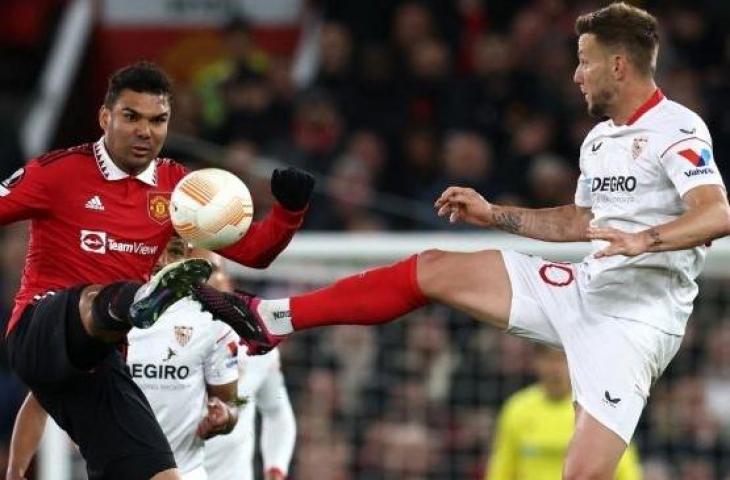 Gelandang Manchester United, Casemiro (kiri) berduel dengan gelandang Sevilla, Ivan Rakitic pada laga perempat final Liga Europa di Stadion Old Trafford, Manchester, Inggris. [AFP]