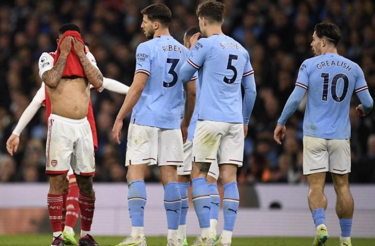 Striker Arsenal asal Brasil Gabriel Jesus (kiri) bereaksi setelah timnya kebobolan gol ketiga dalam pertandingan melawan Manchester City di Stadion Etihad di Manchester, barat laut Inggris, pada 26 April 2023. (AFP/Oli Scarff)