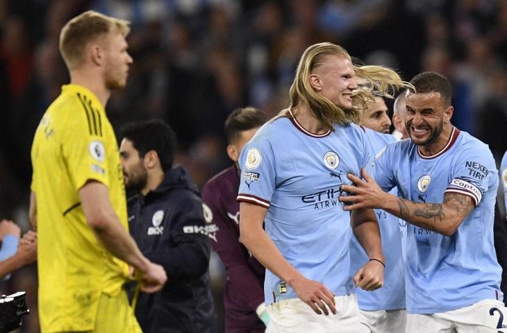 Kiper Arsenal Aaron Ramsdale (kiri) bereaksi ketika bek Manchester City Kyle Walker (kanan) merayakannya dengan penyerang Manchester City asal Norwegia Erling Haaland setelah pertandingan di Stadion Etihad di Manchester, barat laut Inggris, pada 26 April 2023. (AF/Oli Scarff)