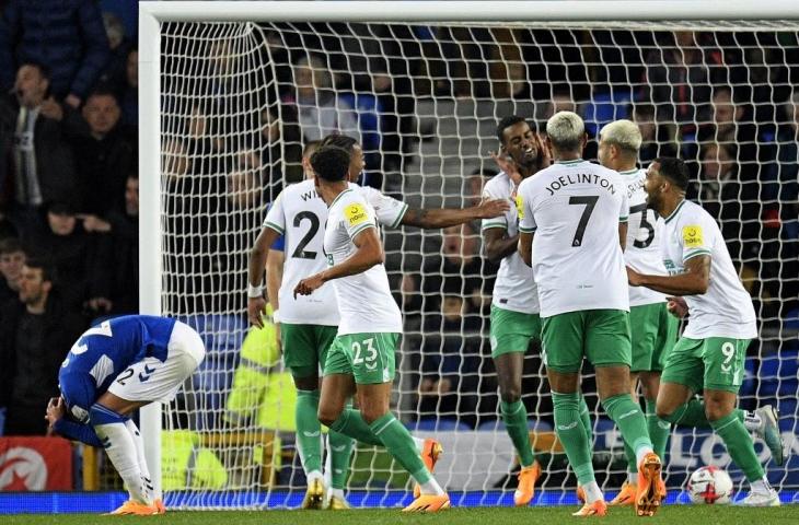 Striker Swedia Newcastle United Alexander Isak dikerumuni oleh rekan setimnya setelah mencetak gol keempat tim selama pertandingan sepak bola Liga Utama Inggris antara Everton dan Newcastle United di Goodison Park di Liverpool, barat laut Inggris pada 27 April 2023. (AFP/Oli Scarff)