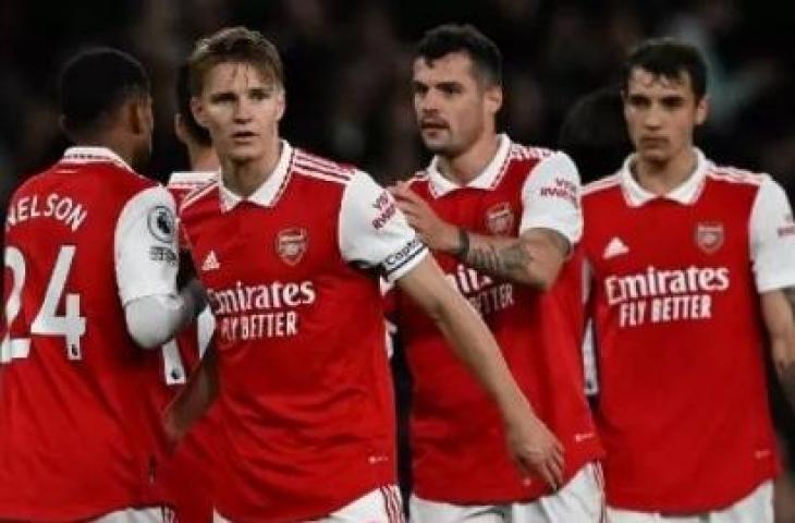 Para pemain Arsenal merayakan gol Martin Odegaard (kedua kiri) pada pertandingan sepak bola Liga Utama Inggris antara Arsenal dan Chelsea di Stadion Emirates, di London, pada 2 Mei 2023. (Ben Stansall / AFP)