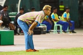 Keisuke Honda Pamer Momen Pamit ke Suporter Kamboja, Netizen: Pelatih Outfit Kondangan Nih