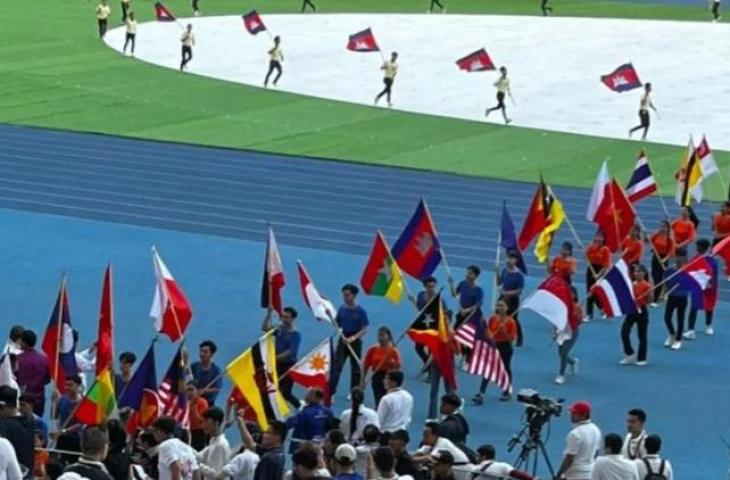 Para penari membawa bendera Indonesia dalam posisi terbalik dalam upacara pembukaan SEA Games XXXII/2023 Kamboja di Morodok Techo National Stadium, Phnom Penh, Jumat (5/5/2023). (ANTARA/Arnidhya Nur Zhafira)