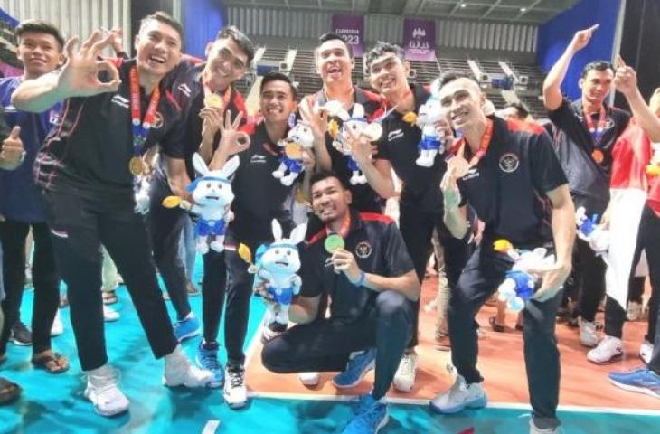 Pemain Timnas Voli Indonesia yang membantu meraih medali emas tiga kali secara beruntun SEA Games berpose usai laga melawan Kamboja di Olympic Indoor Stadium, Phnom Penh, Senin (8/5/2023). ANTARA/Bayu Kuncahyo