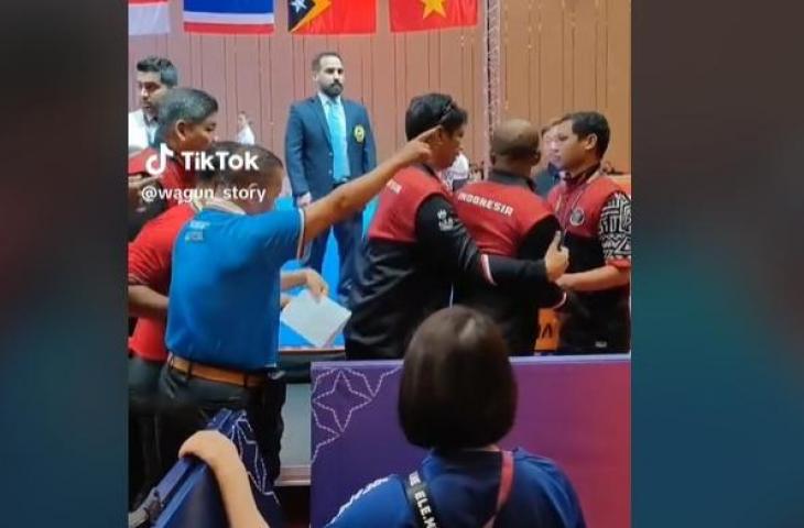 Protes keras pelatih Karate Indonesia karena merasa dicurangi Kamboja (TikTok/wagun_story)