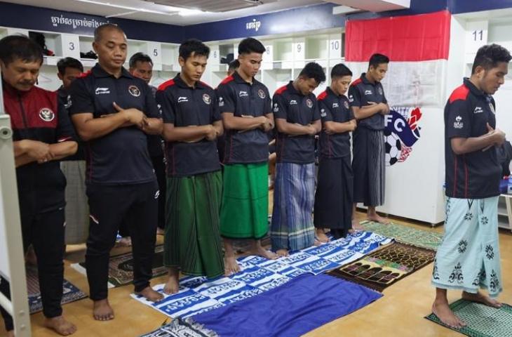 Pemain Timnas Indonesia U-22 tengah melakukan salat magrib berjamaah usai kandaskan Vietnam (Instagram/pssi)