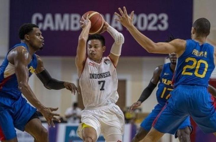 Pebasket putra Filipina Justin Donta Brownlee (kiri), Philips Michael (kanan) dan Jaymar Perez (kedua kanan) berusaha menghadang pebasket Indonesia Andakara Prastawa D (kedua kiri) saat pertandingan semifinal Basket 5X5 putra SEA Games 2023, di Elephant Hall 2, Morodok Techo Indoor Sports Center, Phnom Penh, Kamboja, Sabtu (13/5/2023). (ANTARA FOTO/M Agung Rajasa/hp)