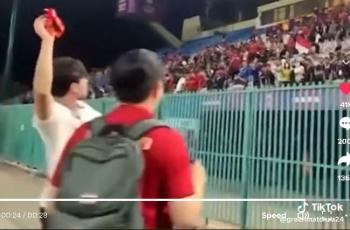 Viral Aksi Jonathan Khemdee Lempar Medali Perak ke Arah Penonton, Ngamuk Usai Dikalahkan Timnas Indonesia