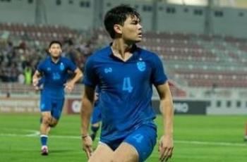 Aksi Beringas Jonathan Khemdee Tendang Kepala Rio Fahmi di Final SEA Games 2023, Wasit Auto Keluarkan Kartu Merah