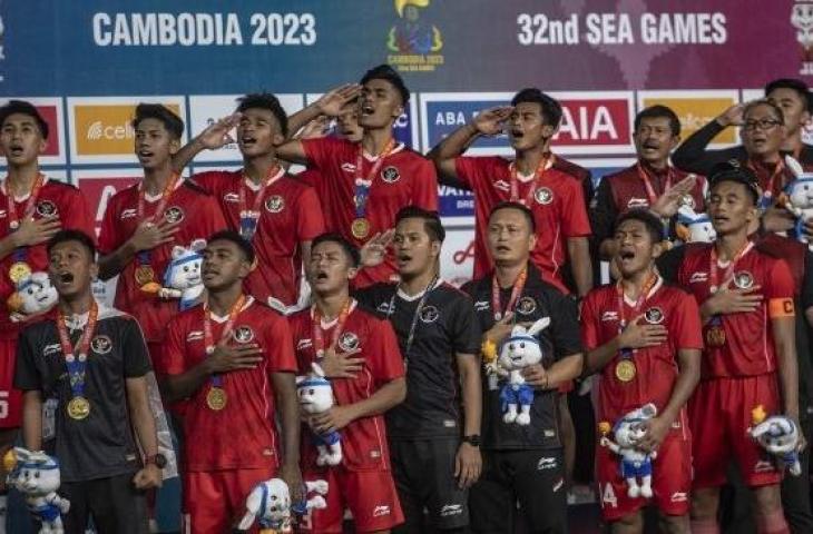 Pemain Timnas Indonesia U-22 berpose dengan medali emas SEA Games 2023 di National Olympic Stadium, Phnom Penh, Kamboja, Selasa (16/5/2023). (ANTARA FOTO/Muhammad Adimaja/rwa)