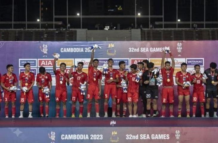 Pemain Timnas Indonesia U-22 berpose dengan medali emas SEA Games 2023 di National Olympic Stadium, Phnom Penh, Kamboja, Selasa (16/5/2023). (ANTARA FOTO/Muhammad Adimaja/rwa)