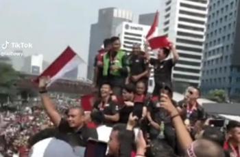 Tingkah Kocak Marselino Ferdinan di Pawai Timnas Indonesia U-22, Pakai Jaket Driver Ojol Joget di Atas Bus