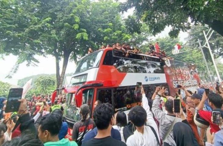 Para pemain Timnas Indonesia U-22 menaiki bus untuk mengikuti arak-arakan setelah merebut medali emas cabang olahraga (cabor) sepak bola putra SEA Games 2023. Arak-arakan dimulai di kantor Kemenpora, Senayan, Jakarta pada Jumat (19/5/2023) mulai pukul 08.00 WIB. [Adie Prasetyo Nugraha/Suara.com]