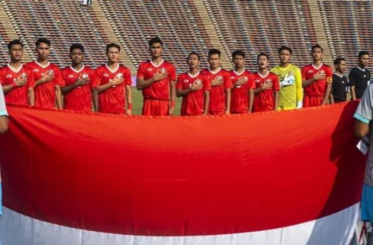 Timnas Indonesia U-22 menyanyikan lagu Indonesia Raya sebelum pertandingan perdana Grup A Sepak Bola SEA Games 2023 di National Olympic Stadium, Phnom Penh, Kamboja, Sabtu (29/4/2023). (ANTARA FOTO/M Agung Rajasa/foc/aa.)