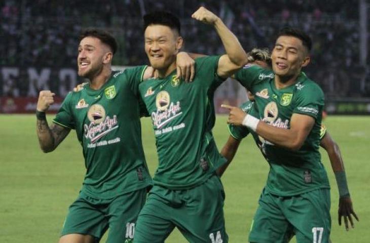 Pesepak bola Persebaya Sho Yamamoto (tengah). (Antara)