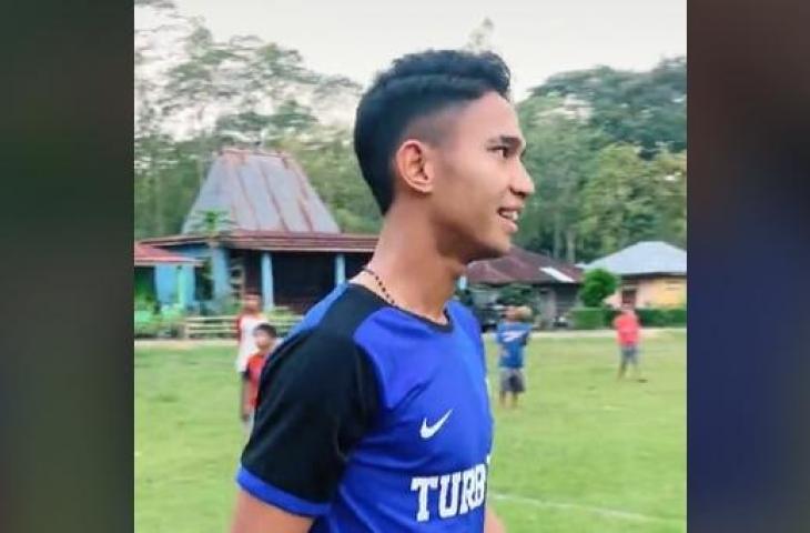 Marselino Ferdinan main fun football saat pulang kampung. (TikTok/@smaonebajawa)