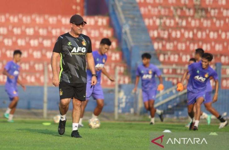 Pelatih baru Persik Kediri Marcelo Rospide memberikan arahan kepada pemain saat memimpin latihan perdananya di Stadion Brawijaya, Kota Kediri, Jawa Timur, Selasa (23/5/2023). Manajemen Persik Kediri resmi menunjuk pelatih asal Brasil tersebut menggantikan Divaldo Alves dalam kompetisi Liga 1 2023/2024. ANTARA FOTO/Prasetia Fauzani/aww.