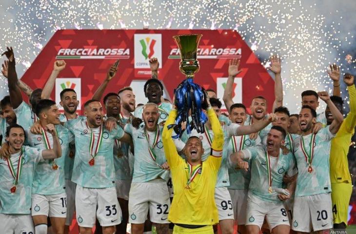 Kapten Inter Milan Samir Handanovic (tengah) mengangkat trofi Coppa Italia setelah mengalahkan Fiorentina di laga final yang berlangsung di Stadion Olimpico pada 25 Mei 2023. ANTARA/AFP/ALBERTO PIZZOLI